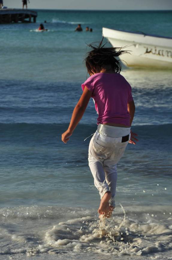 Menina se diverte em praia da ilha de Holbox, no norte do Yucatán, no México